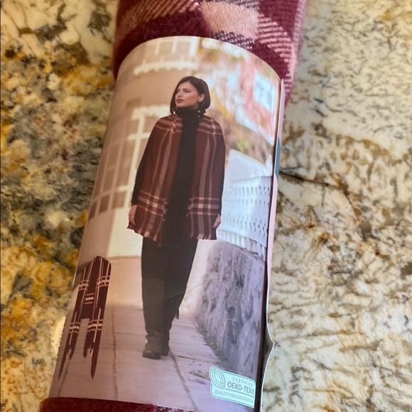 FREE!!! SERRA Scarf Poncho - Picture 1 of 4